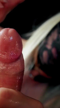 Une douce blonde menottée en cuir te fait jouir lentement et doucement