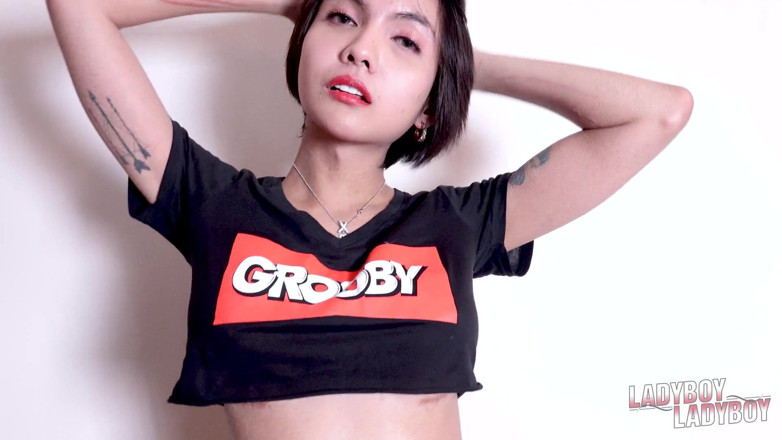 Asian Tgirl: Napalona ladyboy Sophie kończy