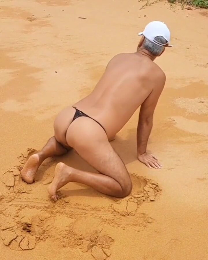 Ladysilvas: Ladysilva Crossdresser na plaży w majtkach Co za gorąca dupa