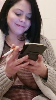 Hamile orta yaşlı seksi kadın sigara içiyor