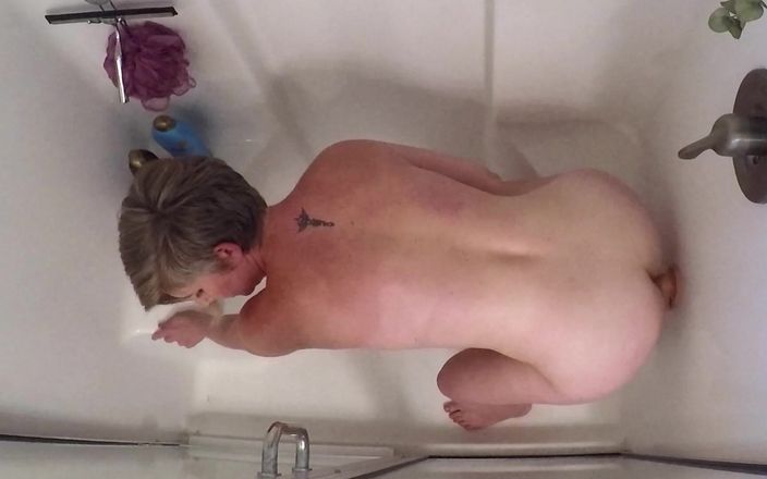 Housewife Ginger: Vluggertje douche pijpbeurt en neukpartij