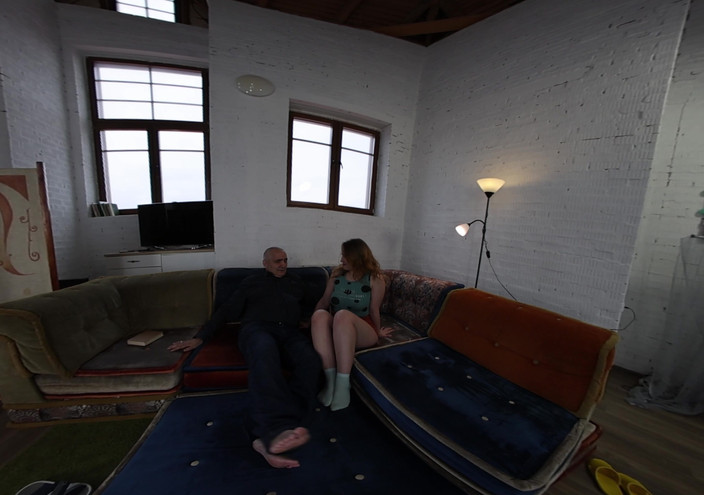 Vrx clouds: Jeune femme tente l’anal avec grand-père adulte