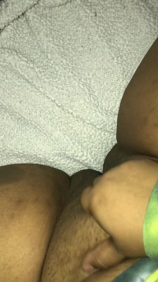 Wet pussy bby: Bby bawi się jej mokrą grubą cipką