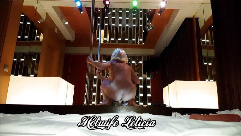 Hotwife Leticia: Une MILF chevauche ce long gode dur