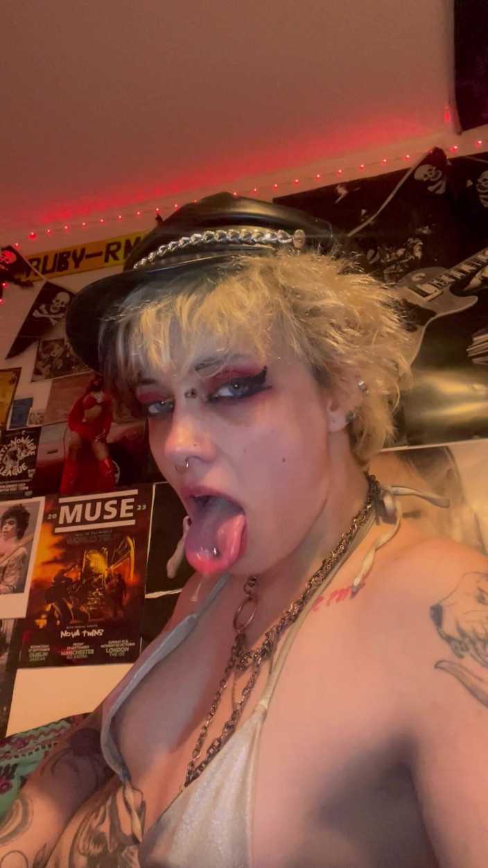 Glitterqueen1999: Goth meisje Glitterqueen1999 rekt haar knoopneus uit met Ni