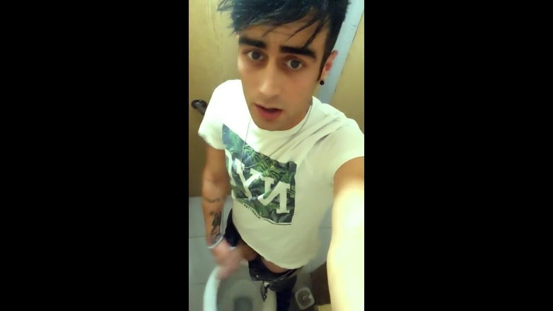 Idmir Sugary: Üniversite tuvaletinde mastürbasyon yapıyor, çünkü hala biri geliyor