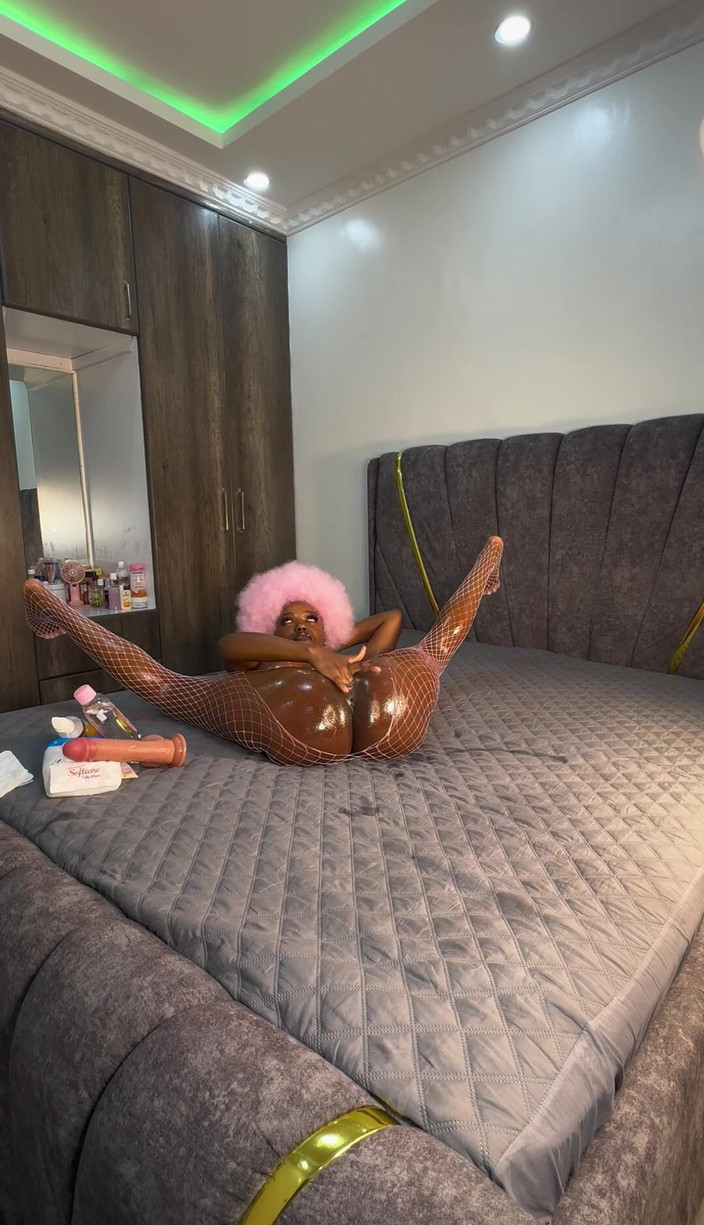 SEXXY-DAISY: Dívka v růžové miluje nějaký orgasmus