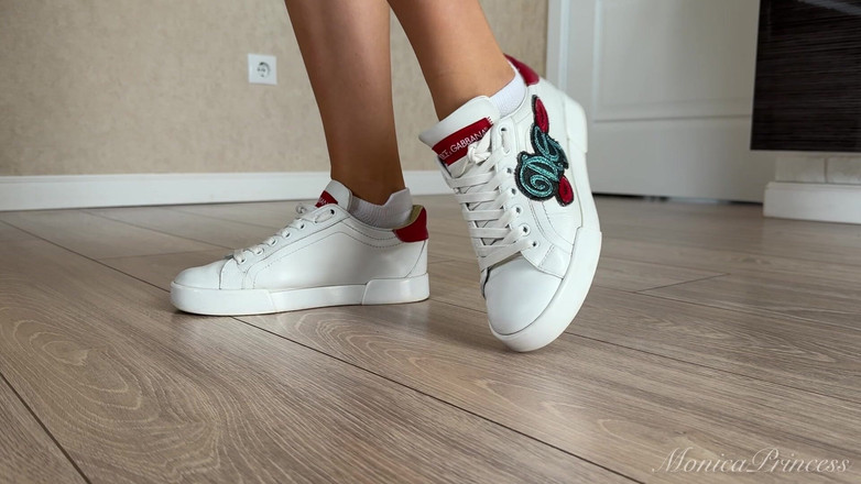 Princess Monica: Mis zapatillas se realizan y susurran feliz cumpleaños golpeando