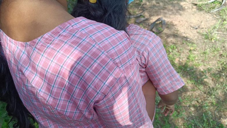 Wonder: Ragazza del college lato della foresta