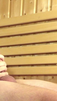 Un enorme sborra in sauna