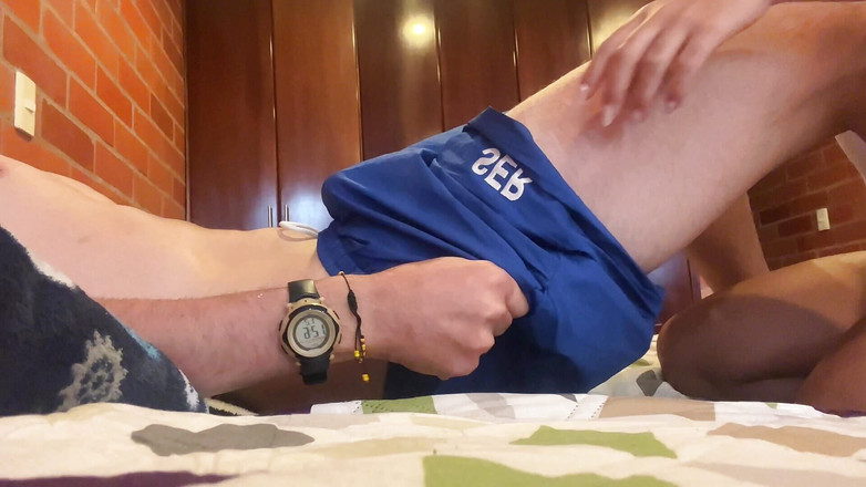 bitchsultry: Styvsysteren såg min morgon erektion och hjälpte mig med det