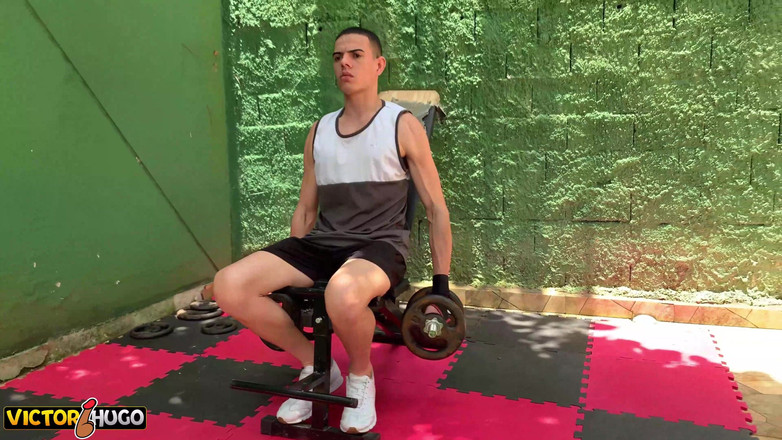 VictorHugo: Sex s dívkou v tělocvičně