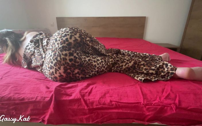GassyKat: Cougar pj stinkende scheten in rood bed