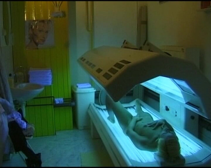 Deutsche Damen: Toto roztomilé německé kotě nemůže přestat hrát se svou dokonalou...