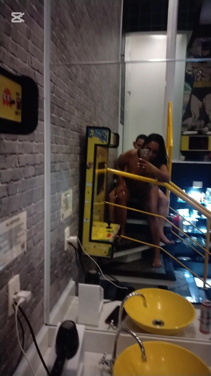 Jr and denies: Con la macchina all'interno della stanza del motel