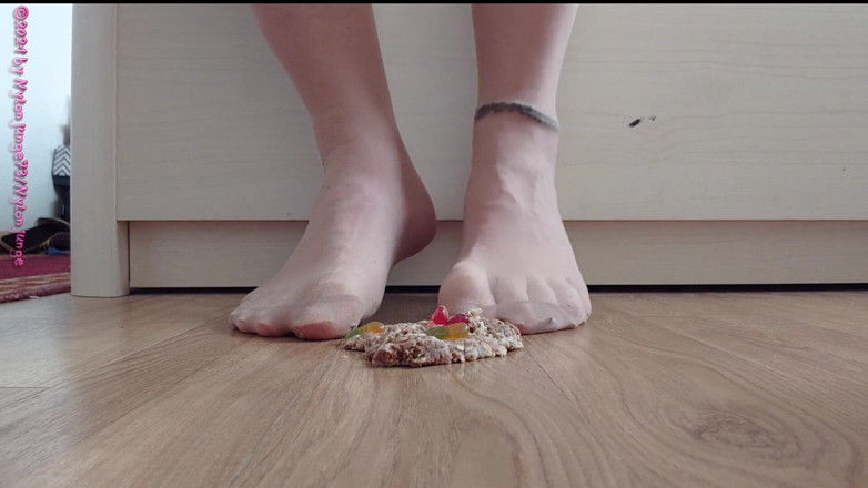 Carmen_Nylonjunge: Nylon feet have fun with candy ** crushing **