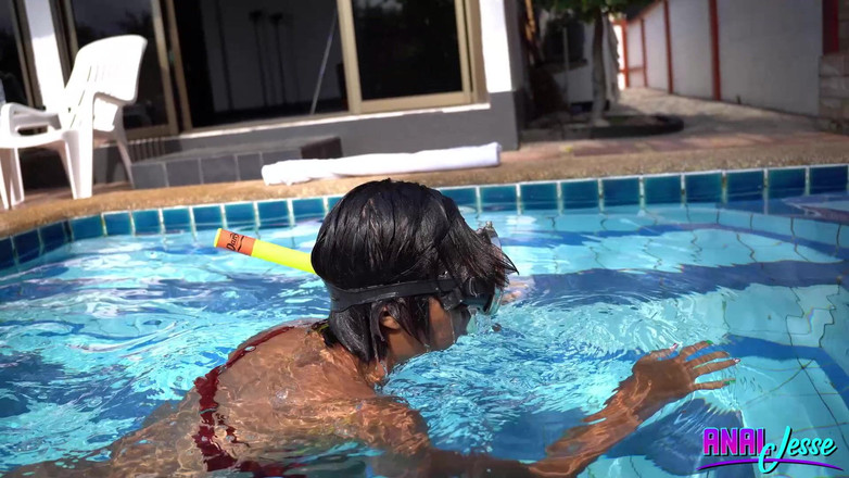 Jesse Thai: Remaja Asia berenang dan snorkeling dengan palam punggung kaca
