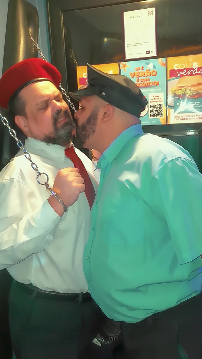 Punchbagplz: В наручниках и под контролем - доминирование в номере мотеля