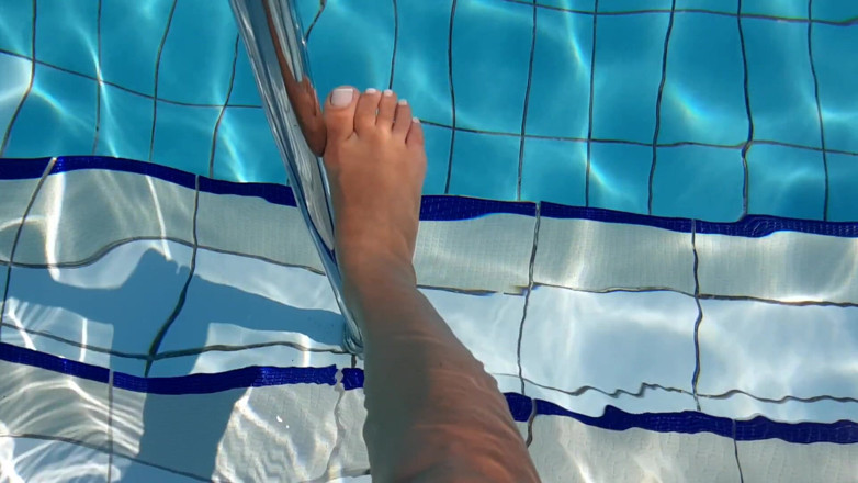 Fetish intimmedia: Heiße füße spielen im pool