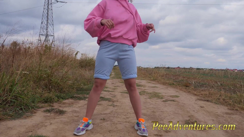 Pee Adventures: Pissing her clothes when she went out for a jogging