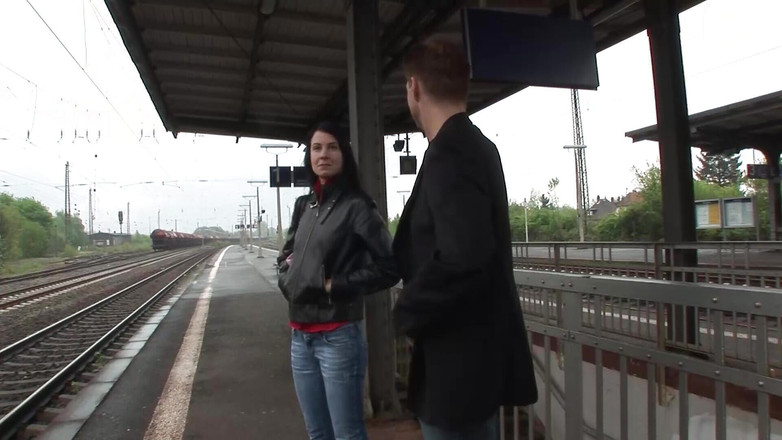 Deutsche Camgirls: スリムなドイツのひよこは、ハードファックの後に彼女の温かい報酬を得ることを楽しんでいます