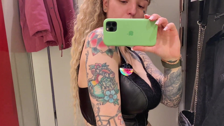 Barbietatoo1: Hur gillar du min outfit? Jag står i omklädningsrummet