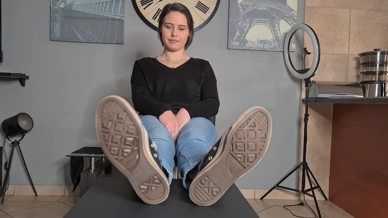 domslutfucker: Bob hair babe wiggles, points and spreads her toes, ankle...