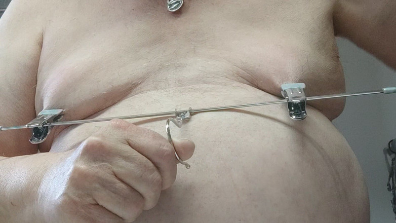 Karlchengeil: 내 가슴을 때리고 젖꼭지를 꼬집는 헤비