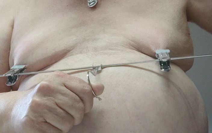 Karlchengeil: 狠狠地拍打我的奶子并掐我的乳头