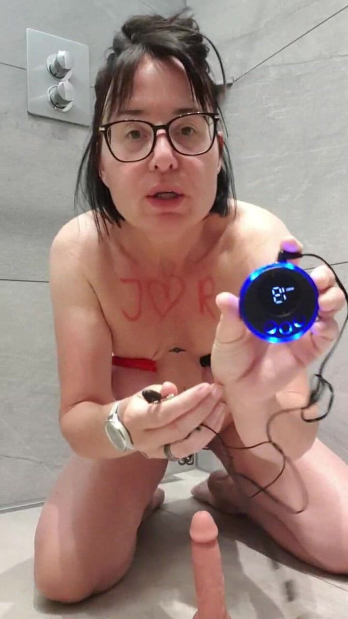 JulieEroticDress: Passion, Uninhibited, Squirting with Electricity