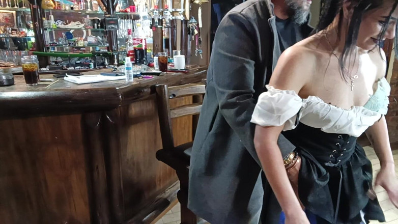 MysticBella: Mijn twee kamergenoten gangbangen terwijl ik ovebeer