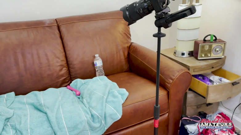 Brand New Amateurs: 娇小的金发大奶子annie archer假阳具口交激情吞精！