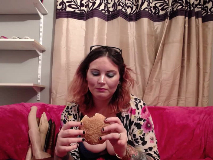 MissFFW: Miss Ffw eet een hamburger tussen clips