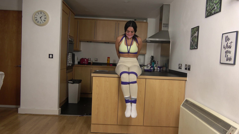 Latina Fetish: Latina's personal trainer hachelijke situatie: gigantische ballgag, hogtie en druipend...