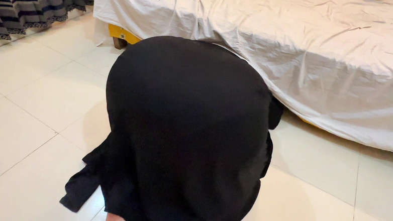 Aria Mia: Arabská sexy služka uvízla, když se uklízí pod postelí - velký...