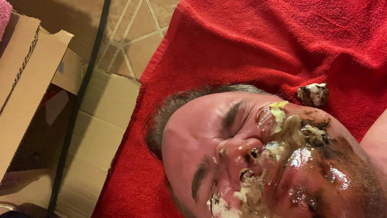 SluttyShanna: Блузка сидит на лице с едой, играя с едой