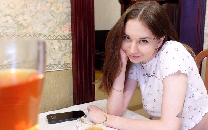 Anna Sibster: मेरा सौतेला भाई जल्दी घर आया और लगभग मुझे पकड़ लिया..