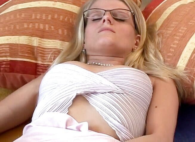 Sex Toy Entertainment: 스타킹을 신은 스펙스 금발녀가 기계에 따먹히다