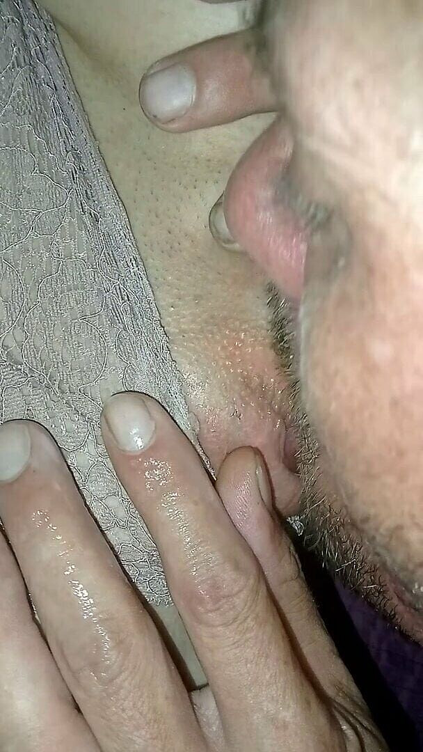 QueenSavage85: Jilat memek dengan cara yang disukainya