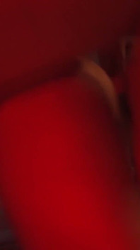 Une MILF blonde prend une grosse bite au fond du cul
