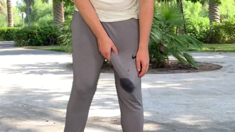 Lucas Nathan King: Monsterschwanz in grauen trainingshosen, öffentliches blankziehen, sperma