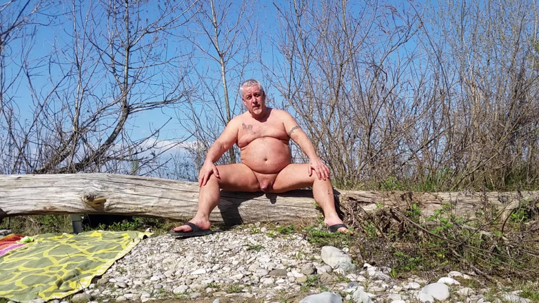 CiccioloBrizzolo: Un buen pis al aire libre