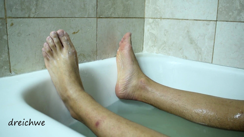 Dreichwe: Feet warm in a bathtub with soap