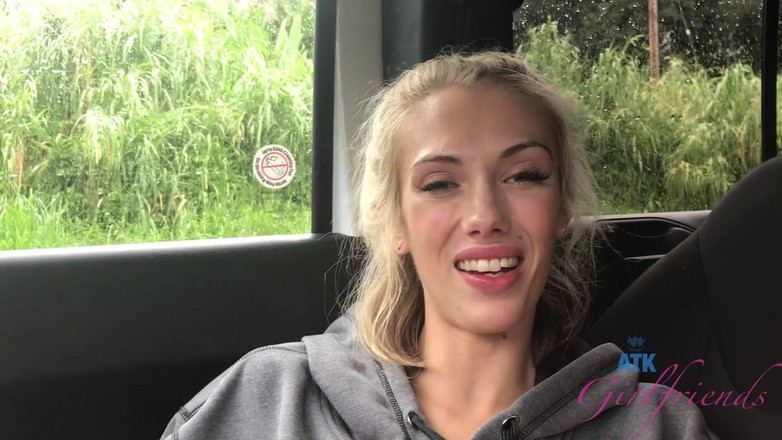 ATK Girlfriends: Virtueller urlaub - Sky pierce genießt den strand