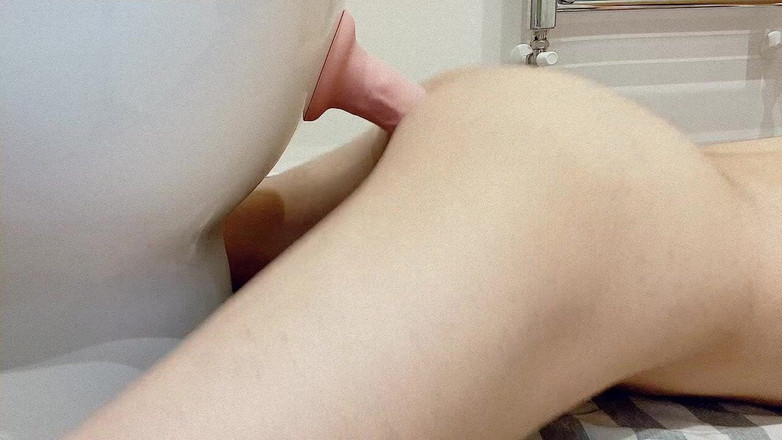 Nima: Ohne hände auf dem boden kommen, während riesiger dildo gefickt...