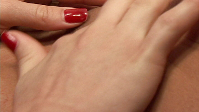 Hot Girlz: Cewek imut latina dijilat dan di-fingering sama pacar lesbiannya