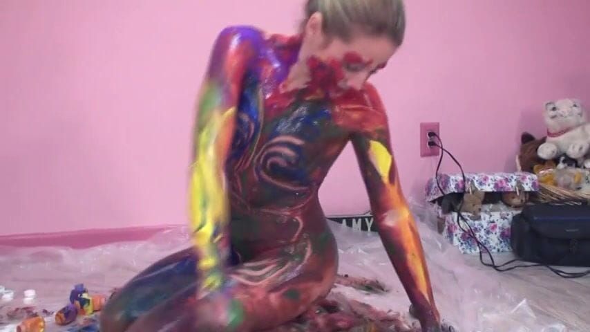 Small-titty slut gets messy with paint in room--Solo Sensations