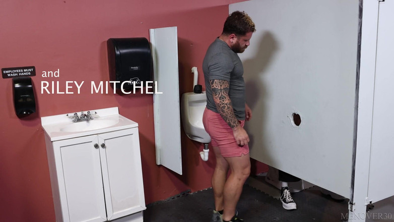 Pride studios: Menover30 mă întâlnește la gaura din zid - gloryhole