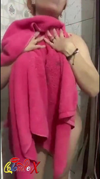 Nena latina se seca lentamente después de una ducha humeante