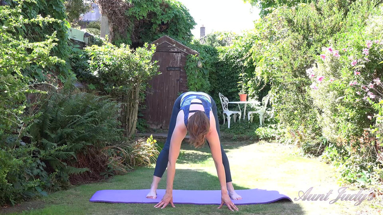 Aunt Judy's: Auntjudys - 47살 아마추어 밀프 앨리슨의 야외 요가 운동